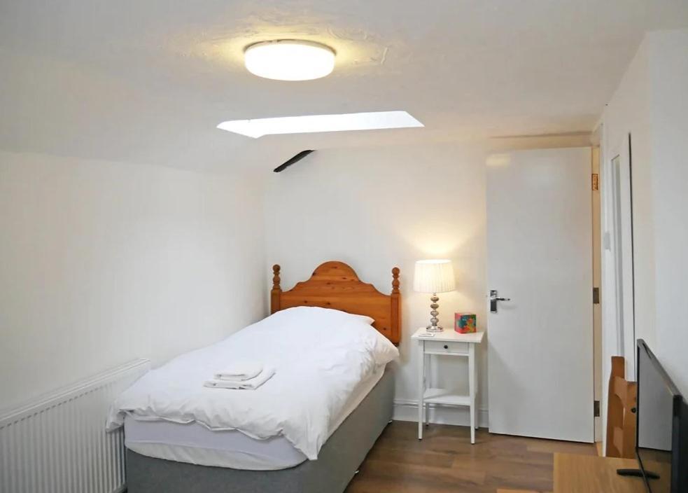 Glendower Guest Apartments Dereham エクステリア 写真