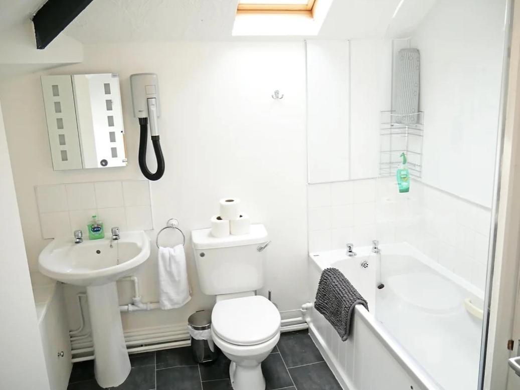 Glendower Guest Apartments Dereham エクステリア 写真