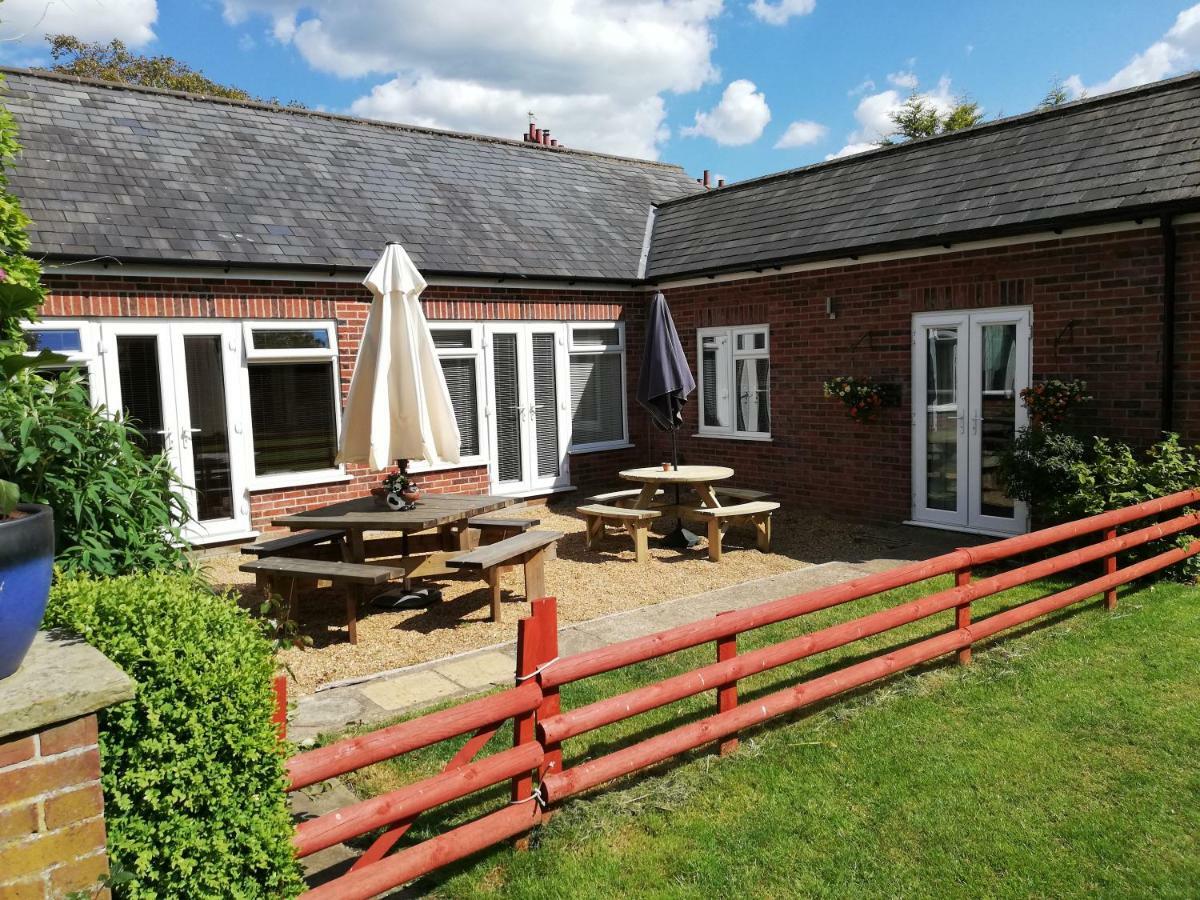 Glendower Guest Apartments Dereham エクステリア 写真